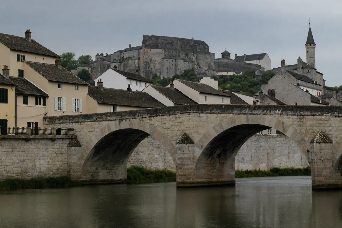Le Pont-Vieux sur la Mayenne et le château de Laval