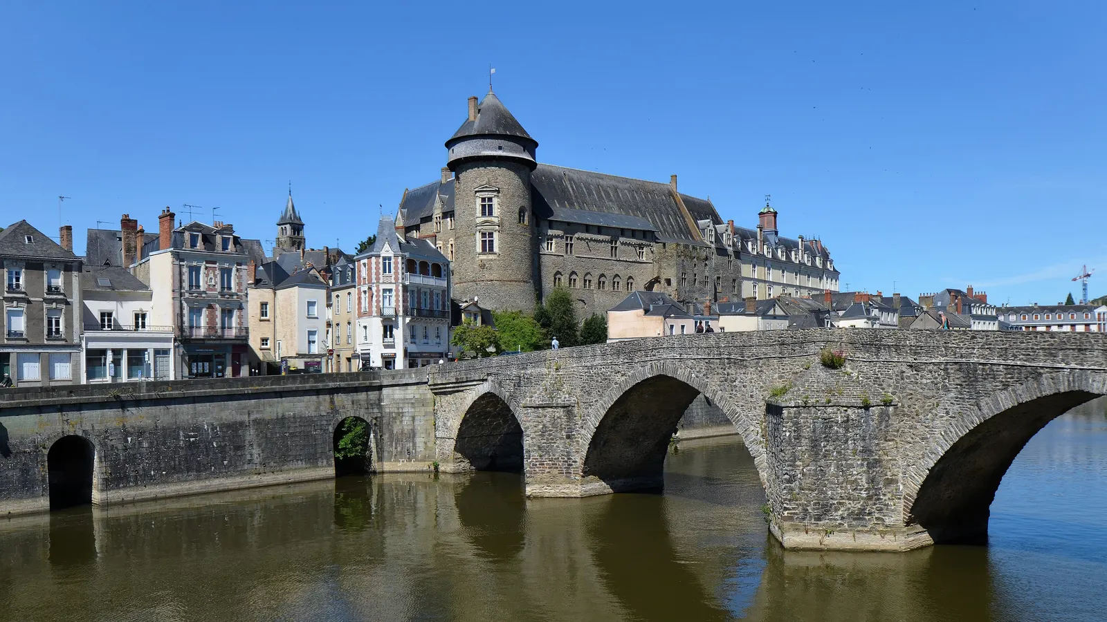 La Mayenne, le Pont-Vieux et le Vieux-Château de Laval