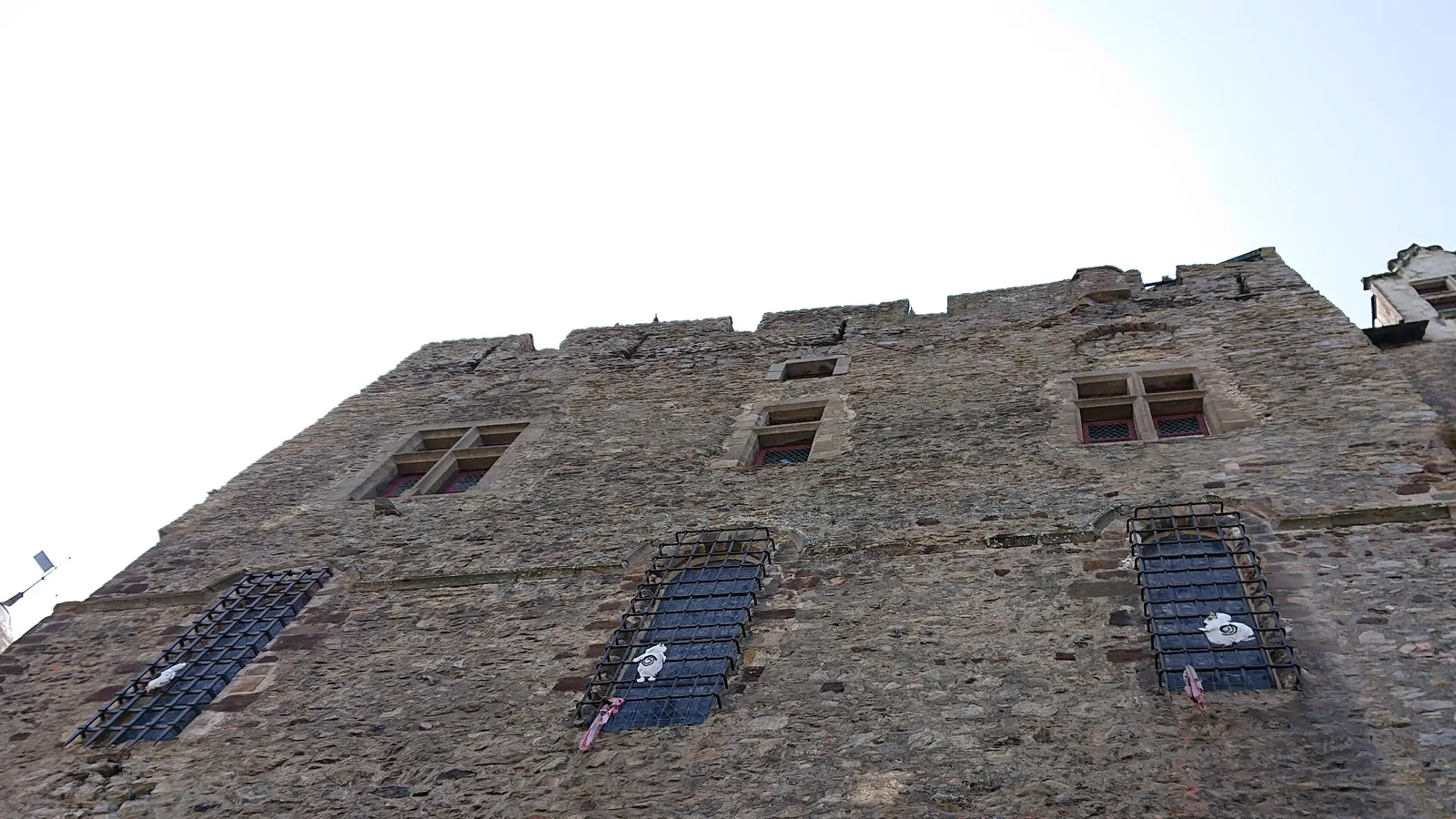 Fenêtres de la chapelle du Vieux-Château de Laval
