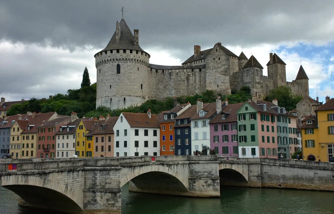 Le Vieux Château de Laval dominant la Mayenne et le Pont-Vieux